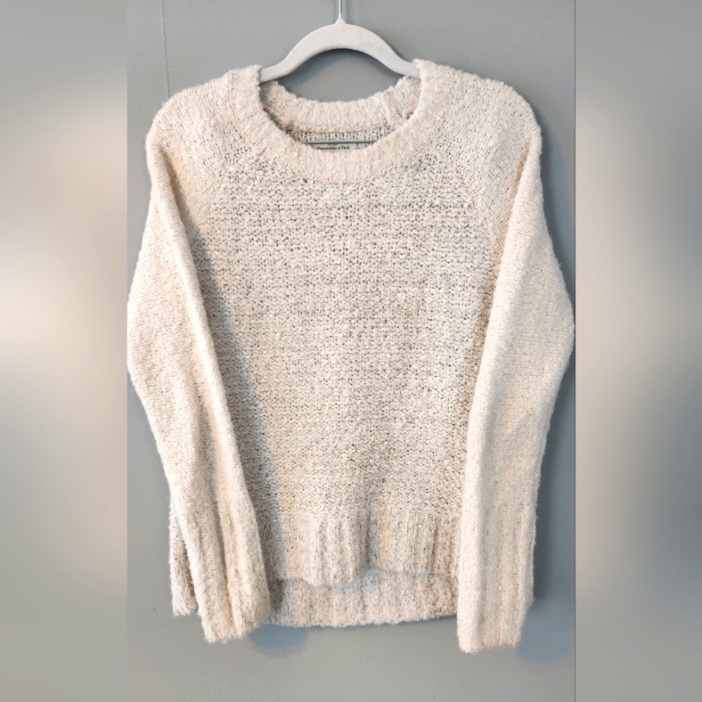 Abercrombie & Fitch cream sweater. Hi-low hem. Excellent condition. Size small
